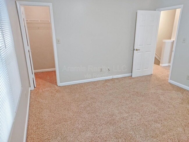 Building Photo - 117 Oriole Dr