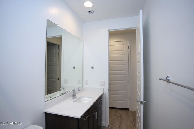Building Photo - 2540 W Sunland Ave