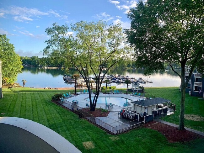 Building Photo - Waterfront Condo for Rent in the gated com...