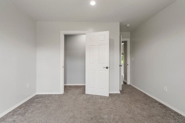 Building Photo - Modern Comfort on 1 Acre in Coweta – Available Now!