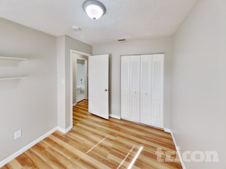 Building Photo - 2704 Mnr Hl Dr