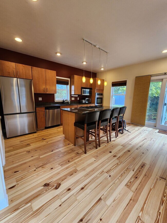 Building Photo - Modern 2 Bedroom Home For Rent