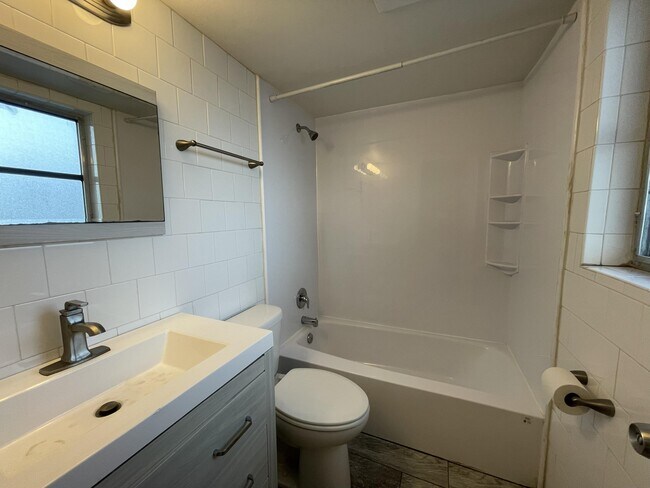 Building Photo - 306 E Ocean Ave