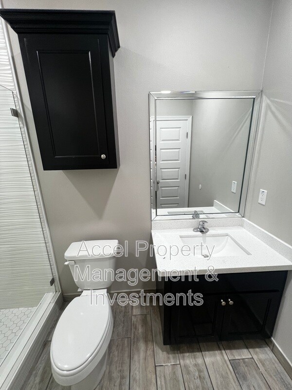 Building Photo - 1327 W Garfield Ave