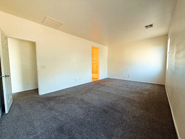 Building Photo - "Charming 3-Bedroom Oasis with 2 Baths & S...