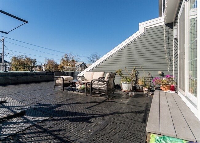 Building Photo - 199 Broadway