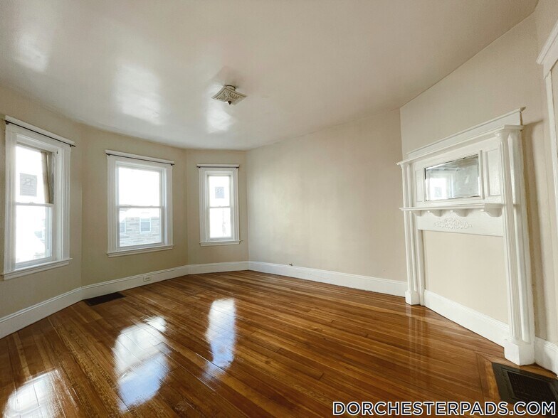 Primary Photo - 6 Taft St