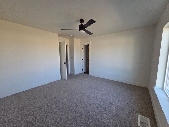 Building Photo - 333 Eden Rose St