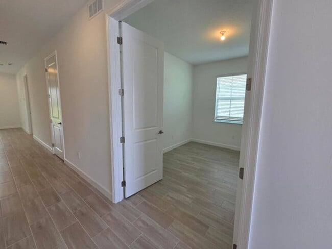 Building Photo - 5690 Divine Dr