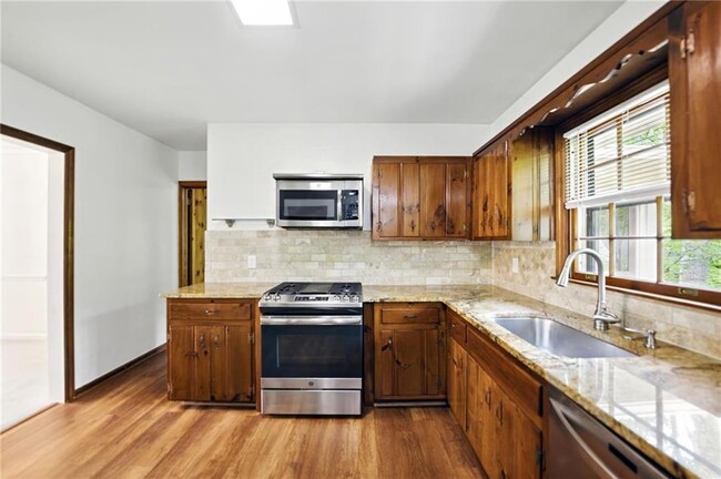 Building Photo - 2321 Tanglewood Rd
