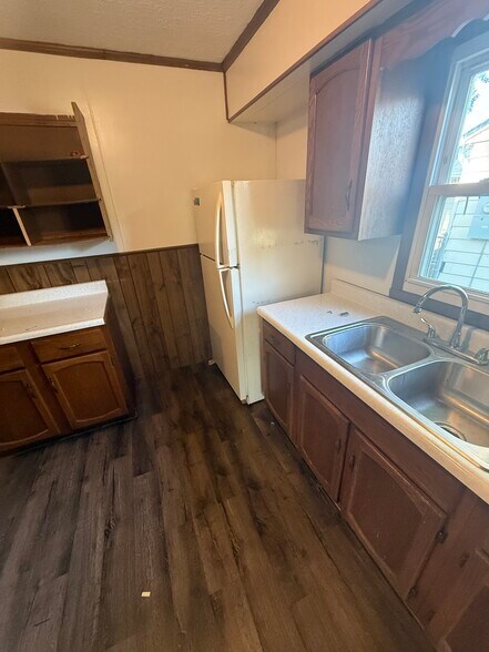 Building Photo - 806 Lonsvale Dr