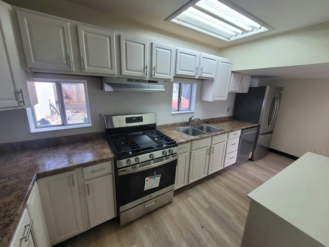 Building Photo - 1116 William St