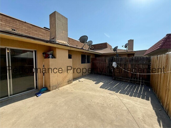 Building Photo - 5060 Easton Dr