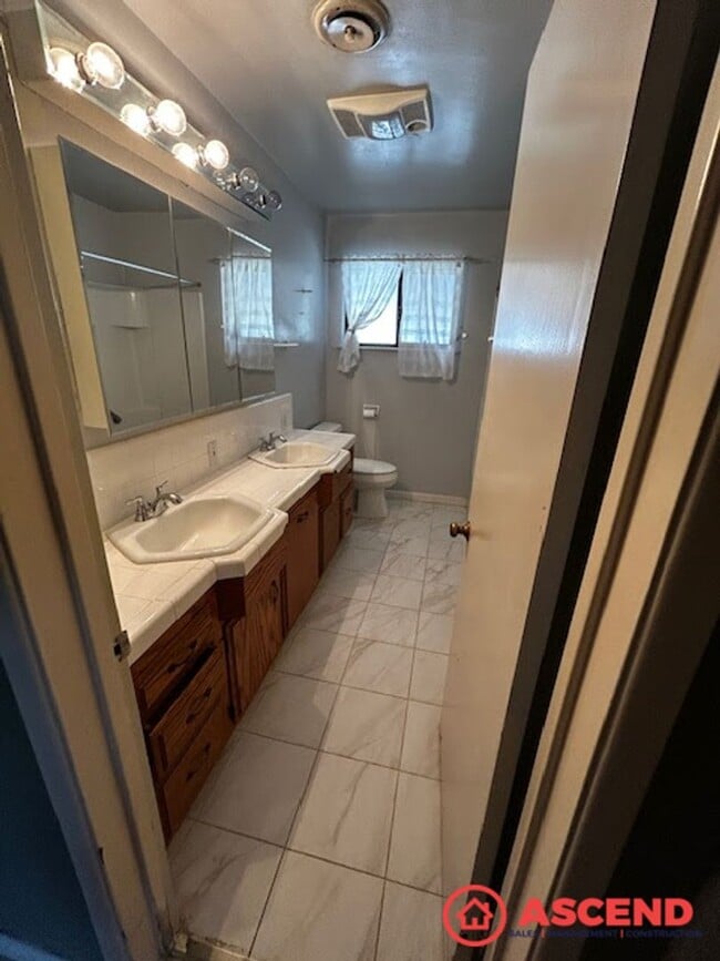 Building Photo - Lovely Home In Wasco!