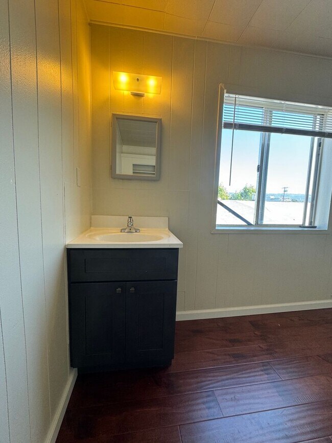 Building Photo - 1715 Park St