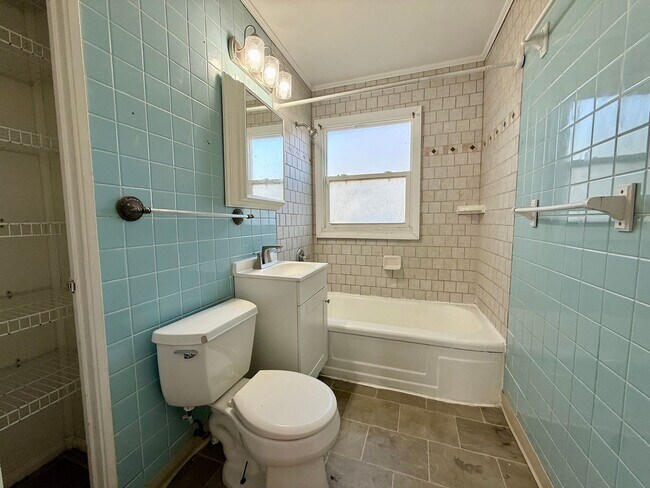 Building Photo - Newly Remodeled 3BR Home + 1 Month Free!