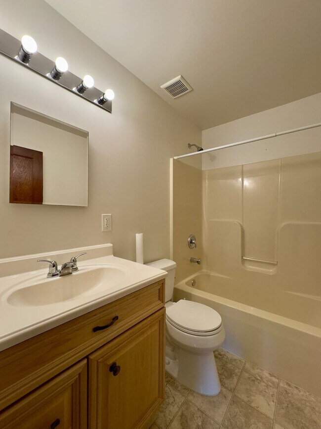 Building Photo - Charming 5 Bedroom/2 Bathroom Home with Large Backyard in Essex, MD!