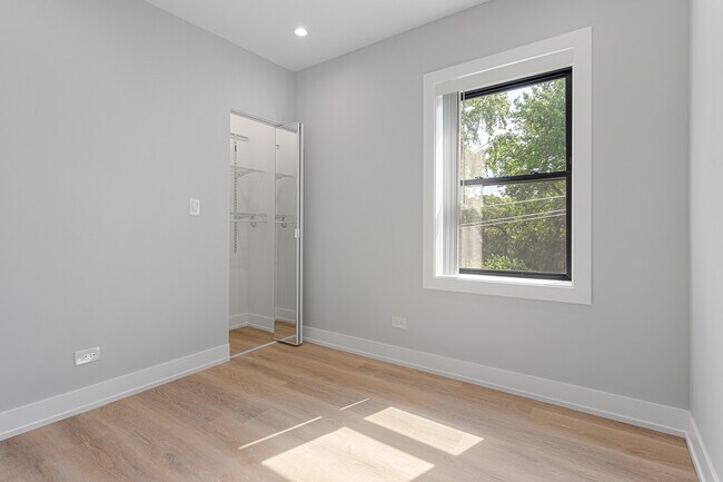 Building Photo - 1550 W Juneway Terrace