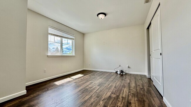 Building Photo - 3 Bedrooms Plus Loft with Fenced Yard & Co...