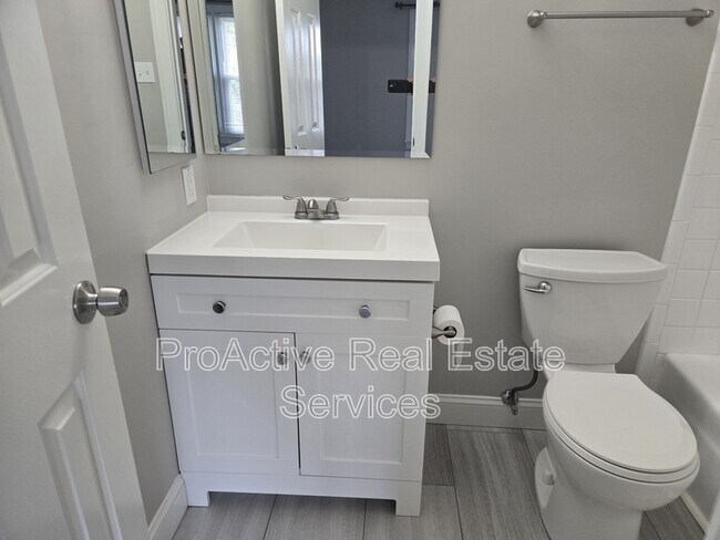 Building Photo - 674 Lord Dunmore Dr