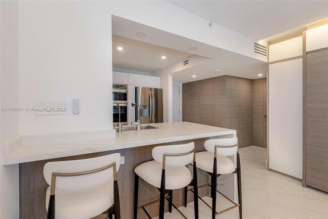 Building Photo - 2301 Collins Ave