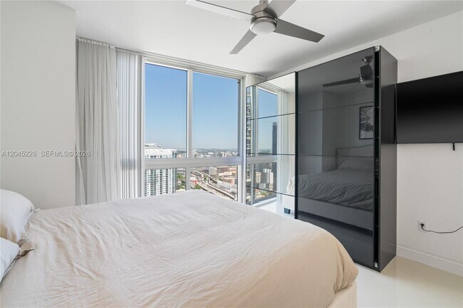 Building Photo - 475 Brickell Ave