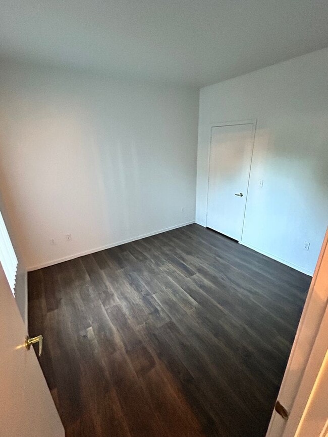 Building Photo - Beautiful unfurnished 2 bedroom in the Southwest (Rainbow and 215)