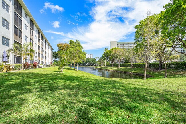 Building Photo - 2230 N Cypress Bend Dr
