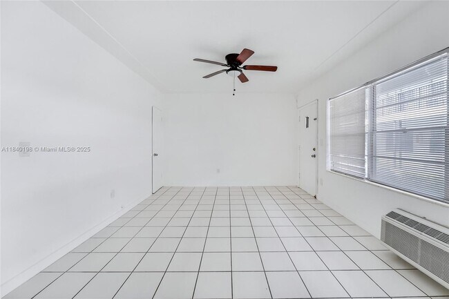 Building Photo - 966 Biarritz Dr