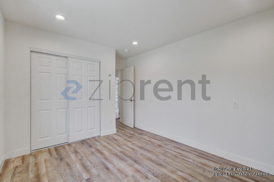 Building Photo - Unit