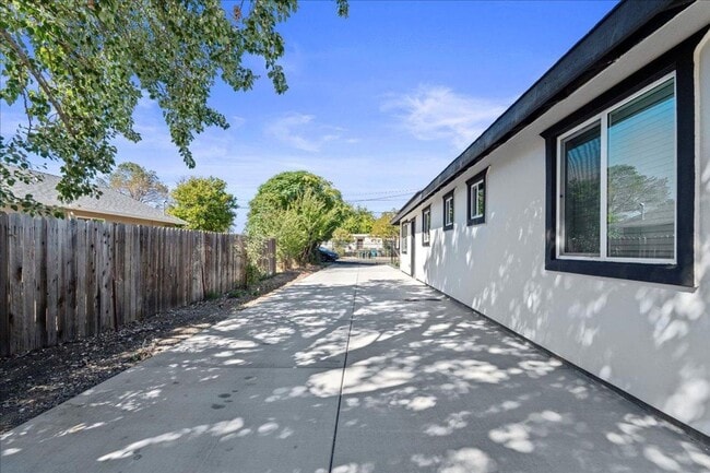 Building Photo - 4BR Home on 0.35-Acre Lot | Owned Solar