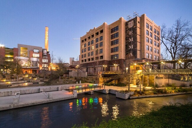 1/2 mile from Riverwalk - 417 E Locust St