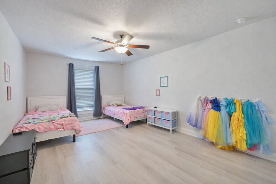 Building Photo - 5833 Crestlake Dr