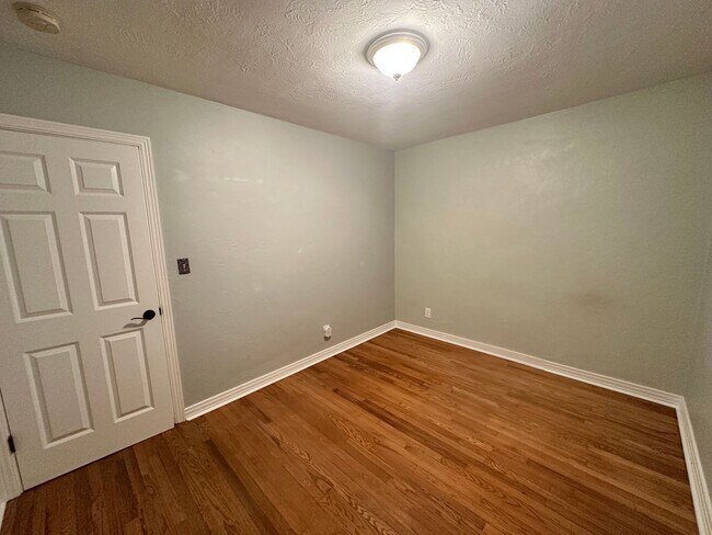 Building Photo - Stunning 3/2 Bungalow near the historic di...