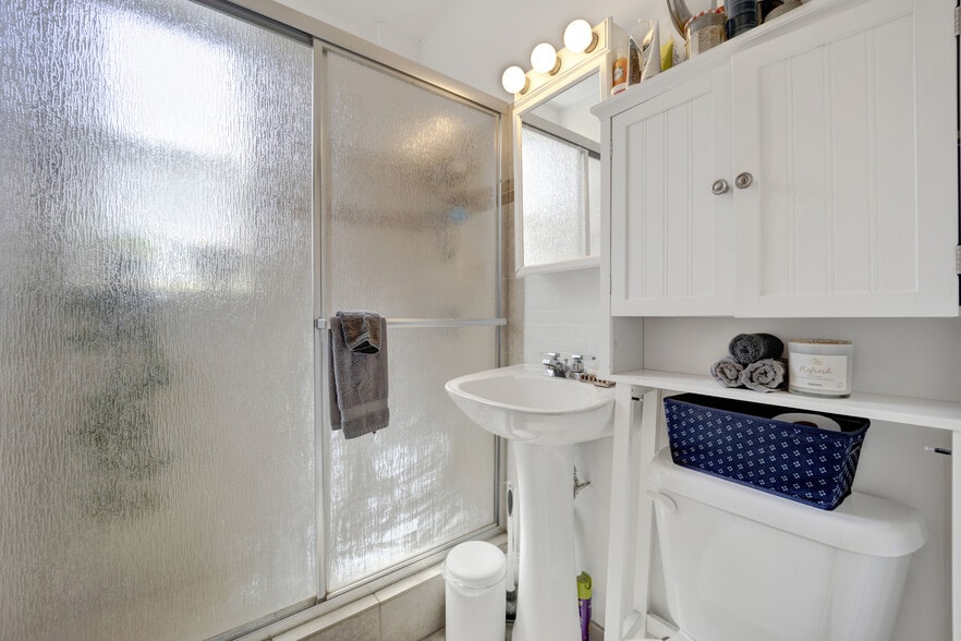 Building Photo - 3131 N Clifton Ave