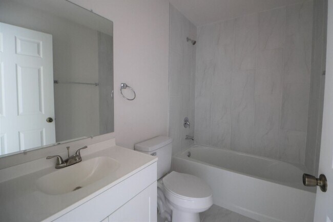 Building Photo - 3/2 Duplex newer waterfront