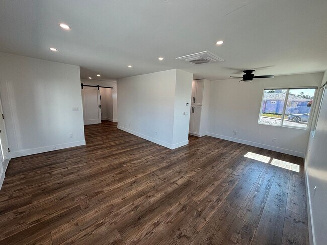 Building Photo - Spacious 3 bedroom 2 bath