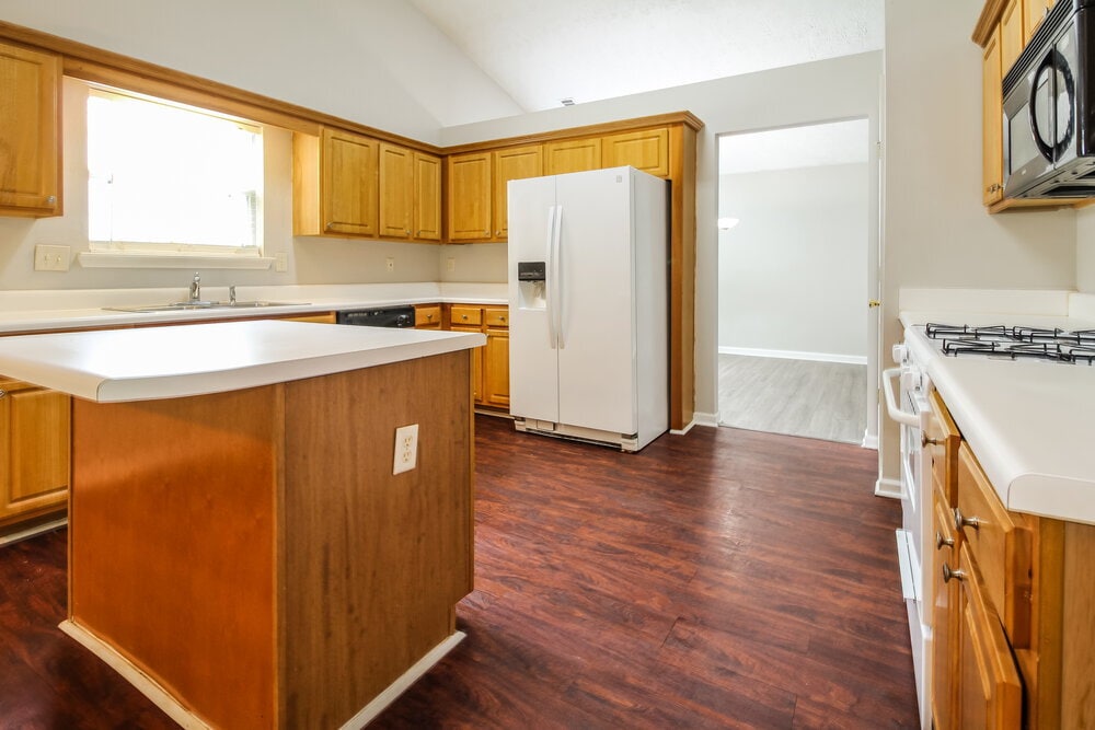 Building Photo - 5729 Lakeview Cir