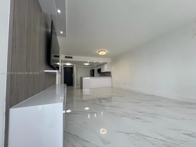 Building Photo - 1301 NE Miami Gardens Dr