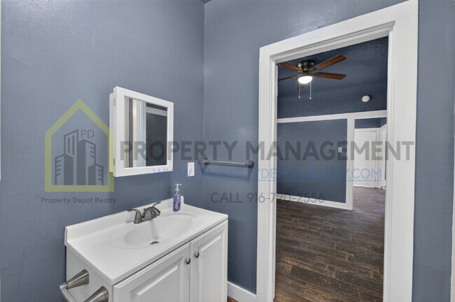 Building Photo - Charming 2-Bedroom Bungalow Retreat in Sacramento