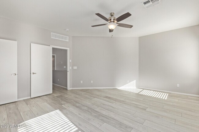 Building Photo - 2821 W Santa Cruz Ave