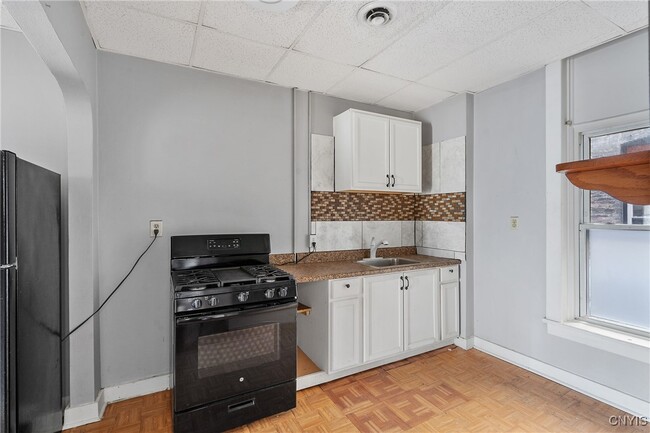 Building Photo - 319 N Salina St