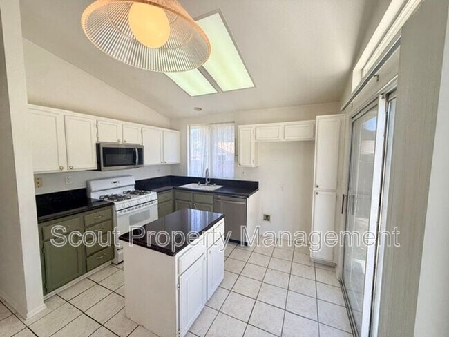 Building Photo - 45369 Tejon Ct