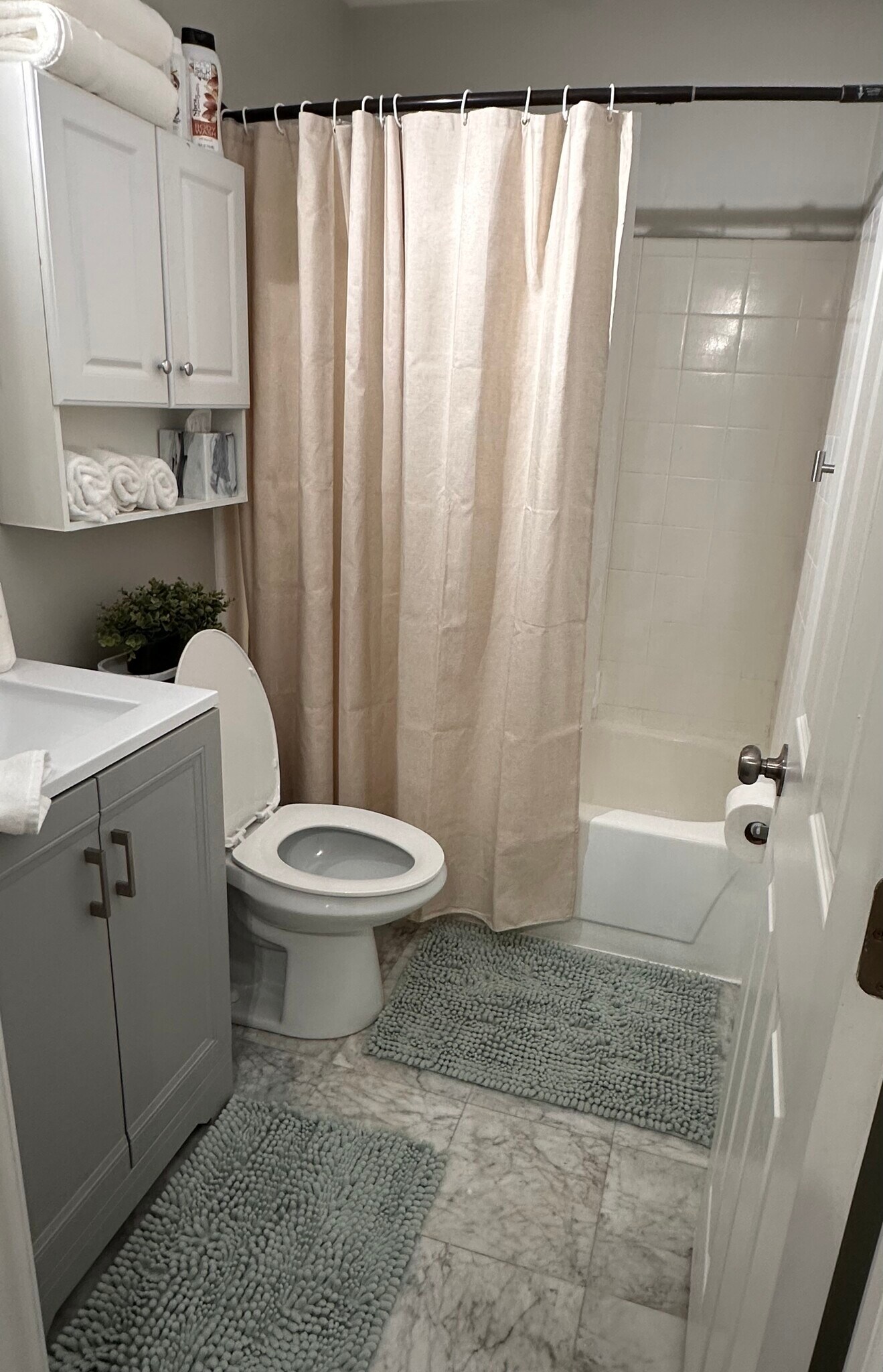 Building Photo - 2777 Davison Ave