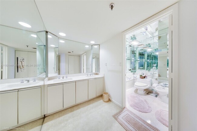 Building Photo - 520 Brickell Key Dr