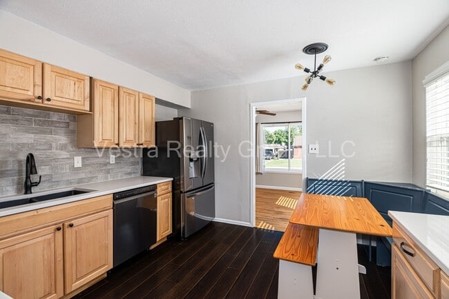 Building Photo - 2245 S King St