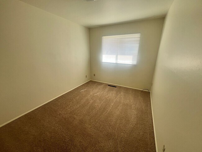 Building Photo - 1702 Holmes Dr