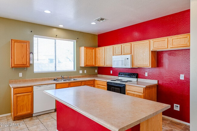 Building Photo - 11617 W La Reata Ave