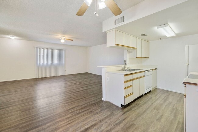 Building Photo - Moon Valley Townhouse at 7th and T-Bird!