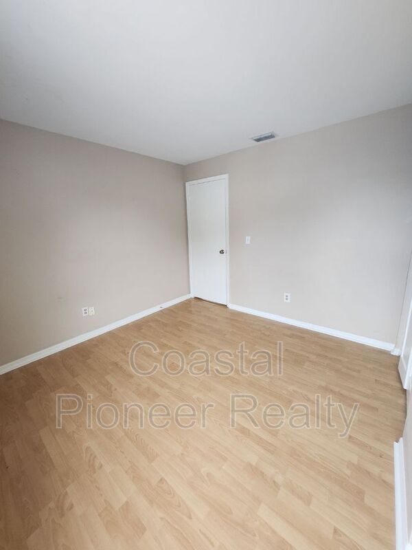 Building Photo - 10121 Sea spray Pl